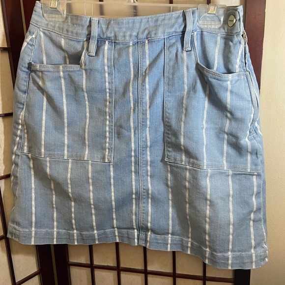 FRAME blue pinstripe mini denim skirt. Size 29 with large pockets. - Picture 2 of 9